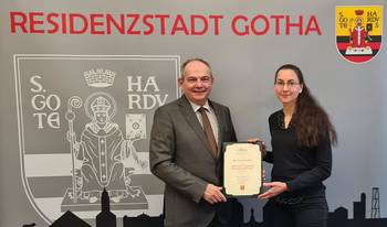 Dr. Carola Gruber erhält von Oberbürgermeister Knut Kreuch Berufungsurkunde für das "Kurd-Laßwitz-Stipendium 2024"