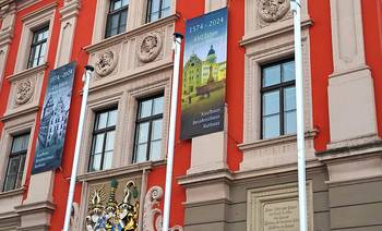 Zwei Bannerfahnen an der Fassade des Historischen Rathauses am Hauptmarkt