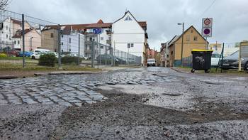 Margarethenstraße in Gotha mit Schlaglöchern.