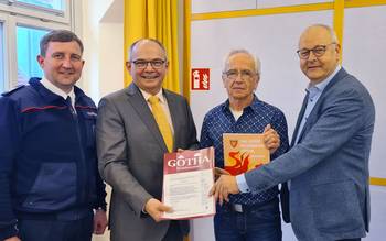 Amtsleiter Brandschutzamt Andreas Ritter, Oberbürgermeister Knut Kreuch, Kamerad Wolfgang Conrad und Der Vorsitzende des Stadtfeuerwehrverbandes Gotha e. V., Thomas Fröhlich zeigen die neue Festschrift.