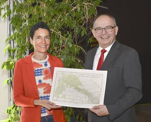 Oberbürgermeister Knut Kreuch und Gartenamtsleiterin Claudia Heß zeigen eine historische Karte vom Arnoldigarten.