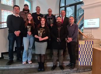 Gruppenbild mit Vereinsvertretern und Oberbürgermeister Knut Kreuch auf der Treppe des Foyers im Historischen Rathaus Gotha