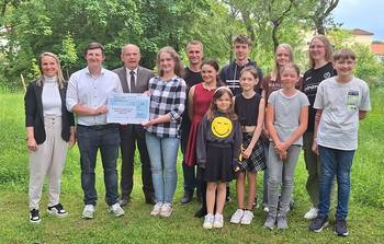 Gruppenbild mit Schülern der Gesamtschule Herzog Ernst und Oberbürgermeister Knut Kreuch und einem symbolischen Spendenscheck..