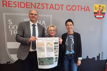 Bürgermeister Ulf Zillmann, Gartenamtsleiterin Claudia Heß und Frau Bittorf, Sachbearbeiterin Grünplanung zeigen ein Plakat zum Stadtpark West