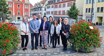 Gruppenbild vor Pelargoniensäulen auf dem Gothaer Hauptmarkt