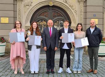 Gruppenfoto mit Oberbürgermeister Knut Kreuch und Beigeordneten Peter Leinser mit den beste Regelschulabsolventen der Stadt Gotha