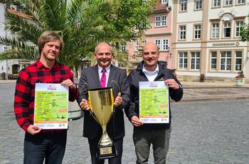 Oberbürgermeister Knut Kreuch, Beigeordnetet Peter Leinser un dMitarbeiter der Stadtvewraltung Markus Weise halten Plakate und den Residenzstadt-Pokal.