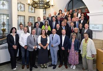 Gruppenbild des neu gewählten Gothaer Stadtrates auf der Treppe im Fyoer des historischen Rathauses.