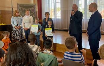 Kinder halten Urkunden in der Hand, öffnet größere Ansicht.