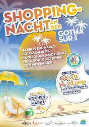 Plakat zur Shoppingnacht mit einem Liegestuhl am Strand, öffnet größere Ansicht