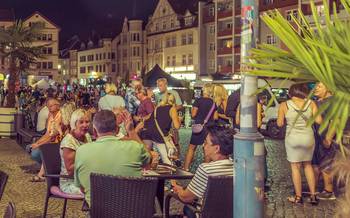 Viele Menschen auf dem Gothaer Hauptmarkt, öffnet größere Ansicht