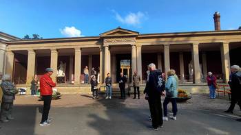 Menschen stehen vor dem Kolumbarium auf dem Gothaer Hauptfriedhof, öffnet größere Ansicht