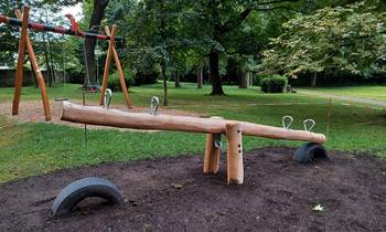 Eine neue Wippe auf dem Spielplatz im Mönchpark, öffnet größere Ansicht