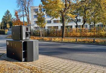 Ein Panzerblitzer steht auf einem Gehweg, öffnet größere Ansicht