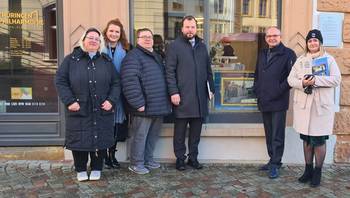 Gruppenbild vor Schaufenster, öffnet größere Ansicht