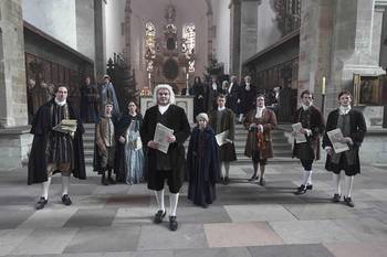 Gruppenbild histrosicher Figuren in einer Kirche, öffnet größere Ansicht