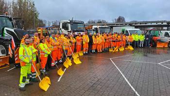 Gruppenbild vor Winterdienstflotte, öffnet größere Ansicht