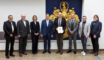 Gruppenbild der Bürgermeister und ihre jeweiligen Verantwortlichen für Innenstadtentwicklung der Städte Apolda, Bad Frankenhausen, Bad Langensalza, Eisenach, Gotha, Mühlhausen, Sömmerda und Sondershausen.