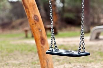 Eine Schaukel auf einem Spielplatz (Symboldbild)