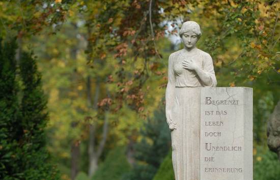 Eine steinerne Frauenfigur auf dem Friedhof, öffnet größere Ansicht