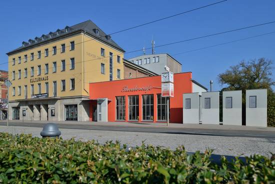 Außenansicht des Gothaer Kulturhauses mit Theatercafé