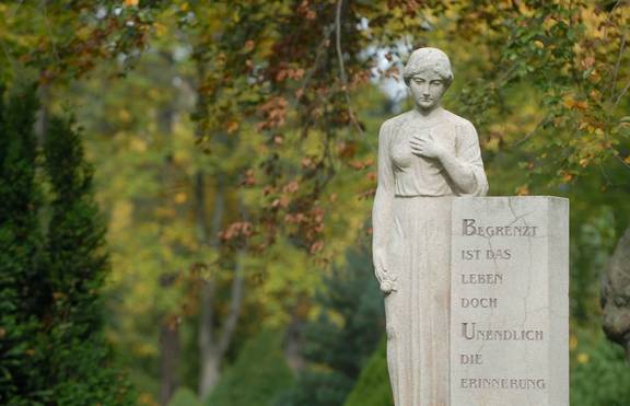 Eine steinerne Frauenfigur auf dem Friedhof, öffnet größere Ansicht