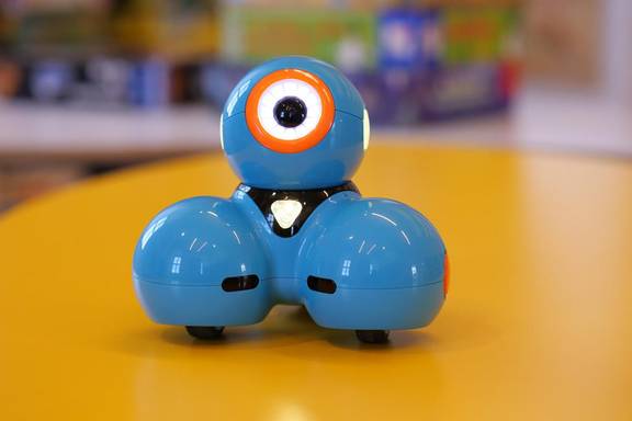 Ein blauer Roboter mit einem großen Auge steht auf einem Tisch, öffnet größere Ansicht