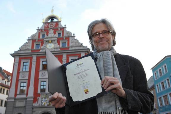 Reinhard Griebner vor dem Rathaus, öffnet größere Ansicht