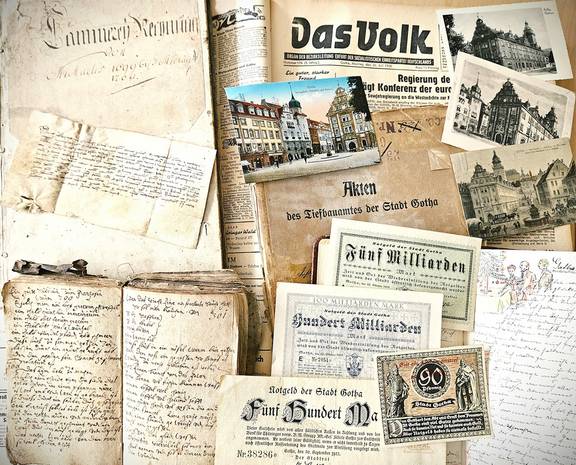Im Stadtarchiv liegt historische Unterlagen auf einem Tisch, öffnet größere Ansicht