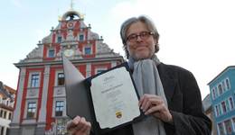 Reinhard Griebner vor dem Rathaus, öffnet größere Ansicht