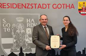 Dr. Carola Gruber erhält von Oberbürgermeister Knut Kreuch Berufungsurkunde für das "Kurd-Laßwitz-Stipendium 2024"
