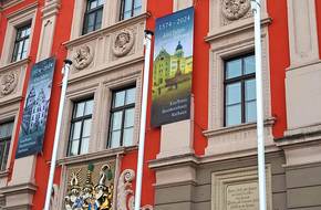Zwei Bannerfahnen an der Fassade des Historischen Rathauses am Hauptmarkt