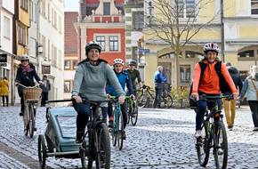 Mehrere Radfahrer und Radfahrerinnen fahren durch Gothas Innenstadt.
