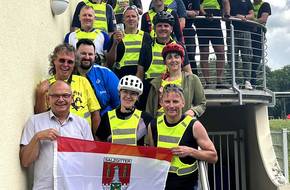 Oberbürgermeister Knut Kreuch und die 12-köpfige Fahrradgruppe mit Bürgermeister Stefan Klein im "Volkspark-Stadion".