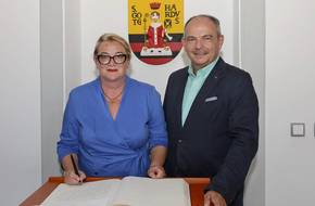 Katrin Budde und Oberbürgermeister Knut Kreuch mit dem goldenen Buch der Stadt Gotha, öffnet größere Ansicht.