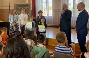 Kinder halten Urkunden in der Hand, öffnet größere Ansicht.