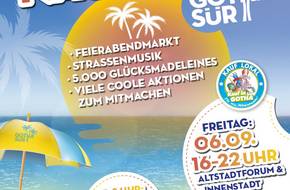 Plakat zur Shoppingnacht mit einem Liegestuhl am Strand, öffnet größere Ansicht