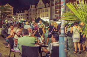 Viele Menschen auf dem Gothaer Hauptmarkt, öffnet größere Ansicht