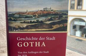 Ein Buch steht auf einem Fensterbrett, öffnet größere Ansicht