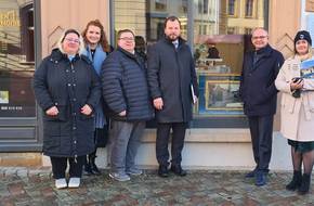 Gruppenbild vor Schaufenster, öffnet größere Ansicht