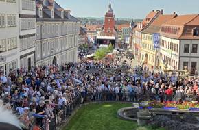 Viele Menschen stehen an einer Wasserkunstanlage, öffnet größere Ansicht