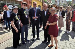 Gruppenbild auf einem Marktplatz, öffnet größere Ansicht