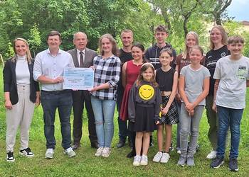 Gruppenbild mit Schülern der Gesamtschule Herzog Ernst und Oberbürgermeister Knut Kreuch und einem symbolischen Spendenscheck..