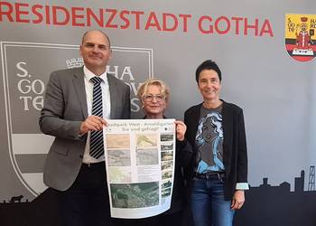 Bürgermeister Ulf Zillmann, Gartenamtsleiterin Claudia Heß und Frau Bittorf, Sachbearbeiterin Grünplanung zeigen ein Plakat zum Stadtpark West
