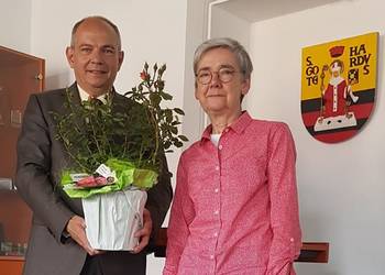Oberbürgermeister Knut Kreuch und Vorsitzende der Anni-Berger Stiftung Marie-Luise Steube halten die neue Rose als Topfpflanze.