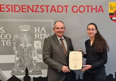 Dr. Carola Gruber erhält von Oberbürgermeister Knut Kreuch Berufungsurkunde für das "Kurd-Laßwitz-Stipendium 2024"