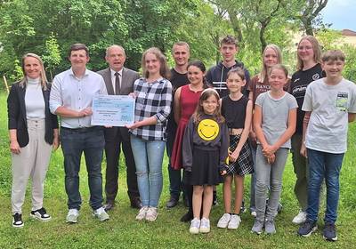 Gruppenbild mit Schülern der Gesamtschule Herzog Ernst und Oberbürgermeister Knut Kreuch und einem symbolischen Spendenscheck..