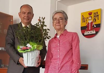 Marie-Luise Steube, die Vorsitzende der Anni-Berger-Stiftung in Bad Langensalza, übergibt Oberbürgermeister Knut Kreuch im Gothaer Rathaus eine Rose.