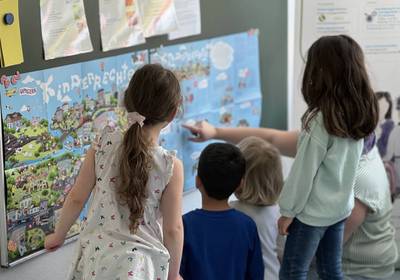 Kinder betrachten eine bunte