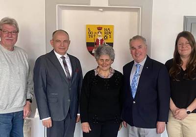 Gruppenbild vor Gotha-Wappen, öffnet größere Ansicht